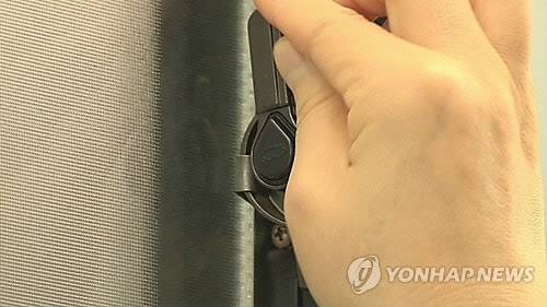 창문 잠그기. [연합뉴스]